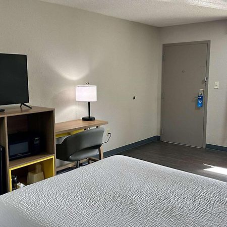 Days Inn By Wyndham Columbia Ne Fort Jackson Exterior foto