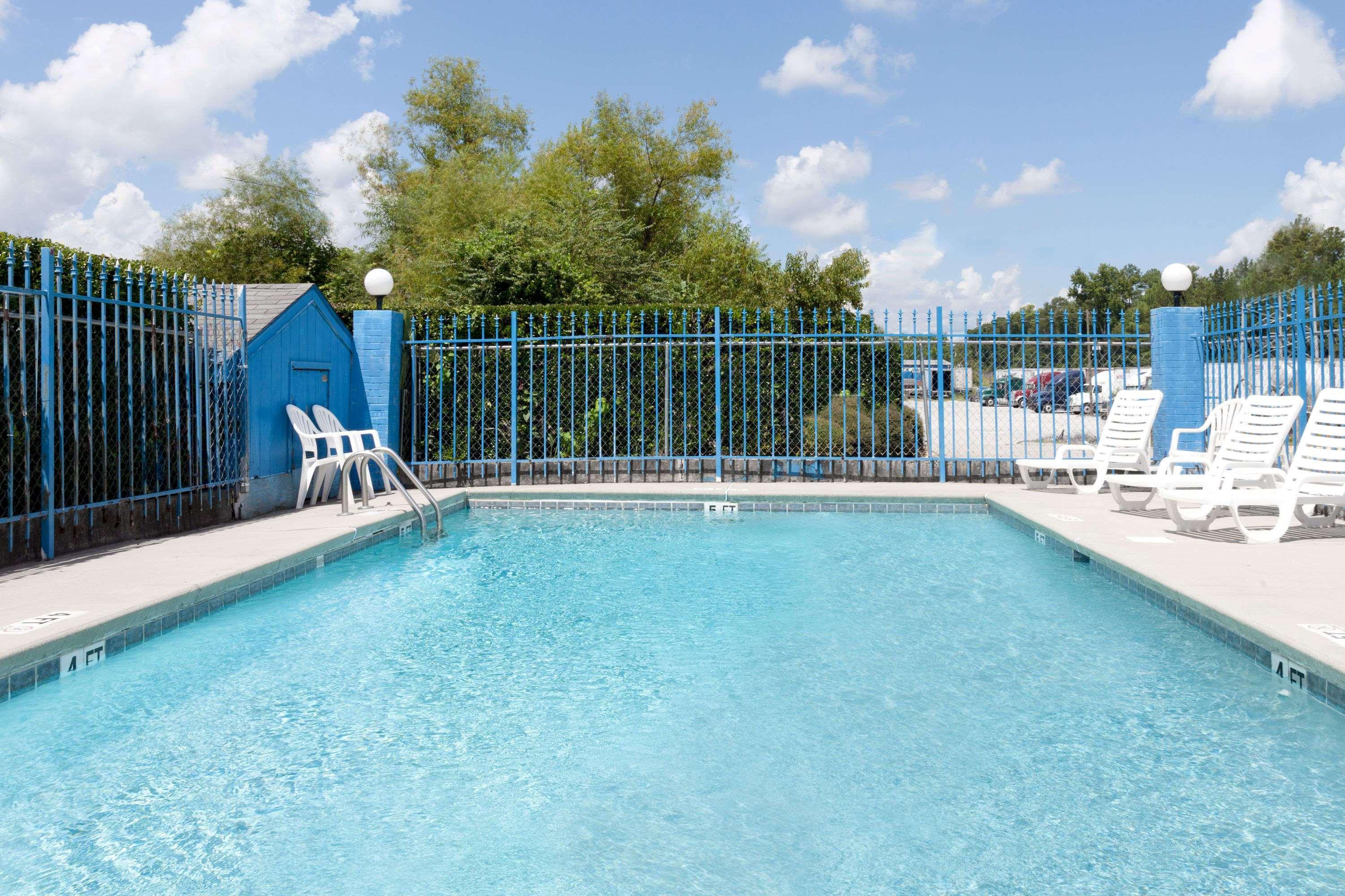 Days Inn By Wyndham Columbia Ne Fort Jackson Exterior foto