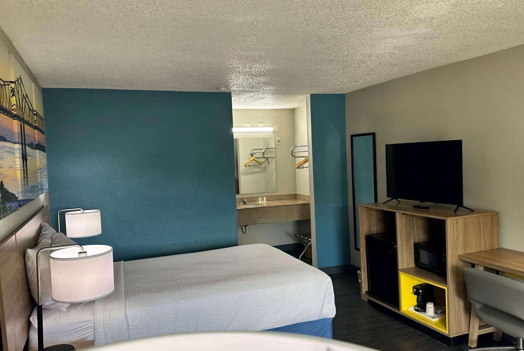 Days Inn By Wyndham Columbia Ne Fort Jackson Exterior foto